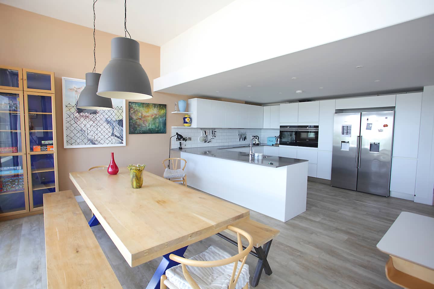 The fully equipped kitchen